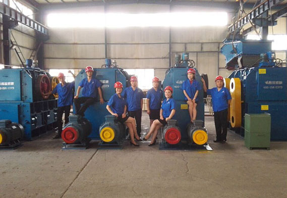 機械巨顎與美女,演繹別樣視覺沖擊